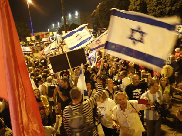 İsrail'de Netenyahu'nun Gidişi Gösterilerle Kutlandı!