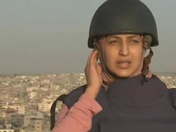 İsrail'in Bombardımanına Canlı Yayında Yakalanan Kadın Muhabirin Zor Anları
