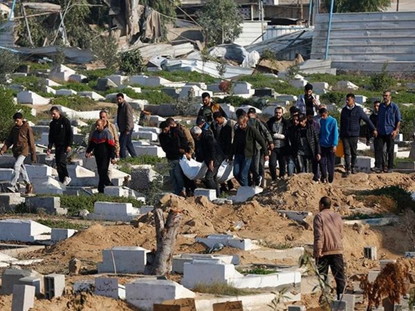 İsrail'in işgali Gazze'yi çaresiz bıraktı: Cenazeler caddelere gömülüyor