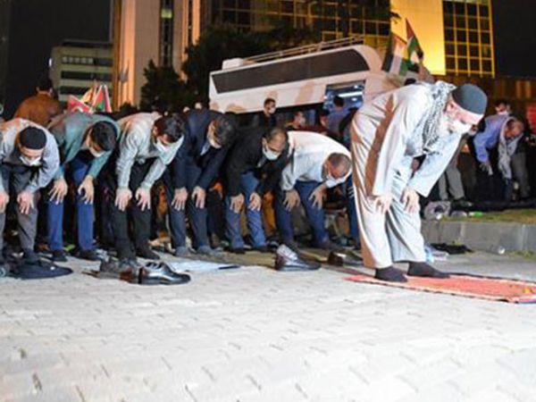 İsrail’in İstanbul Başkonsolosluğu Önünde Namaz Kılındı