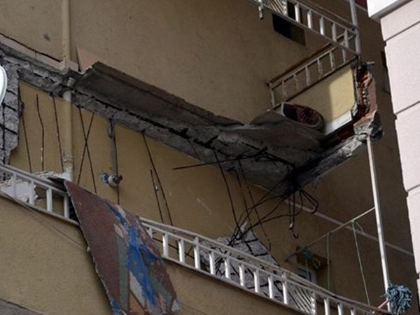 İstanbul Avcılar'da Bir Binanın Balkonu Çöktü! Vatandaşlar Panik Halinde