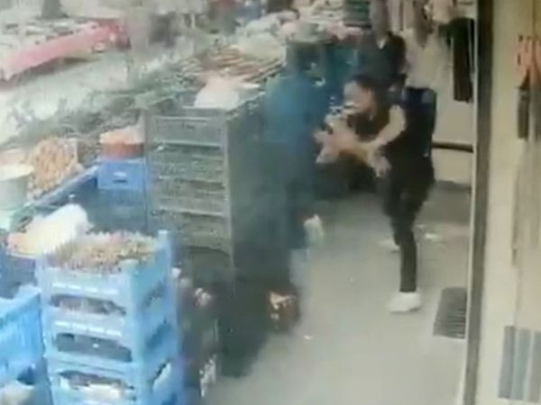 İstanbul Beyoğlu Pazarında Korku Dolu Anlar: Üzerine Bıçakla Saldırdı