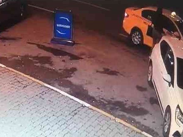 İstanbul Beyoğlu’nda Hareketli Saatler: Taksiye Çarparak Takla Attı