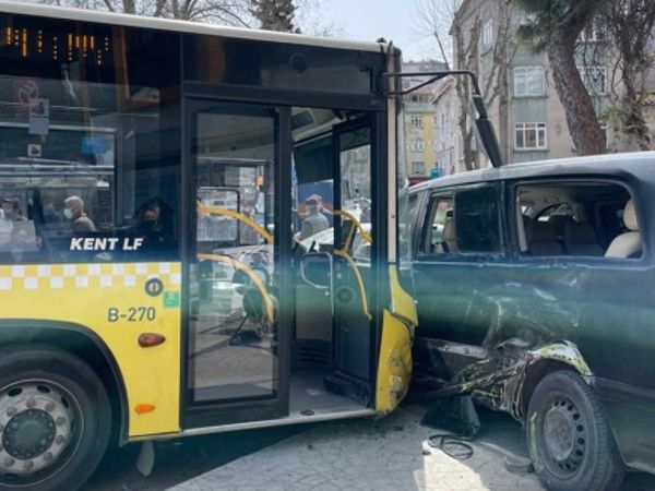 İstanbul Beyoğlu'nda korkutan kaza: İETT otobüsü 4 araca çarptı!