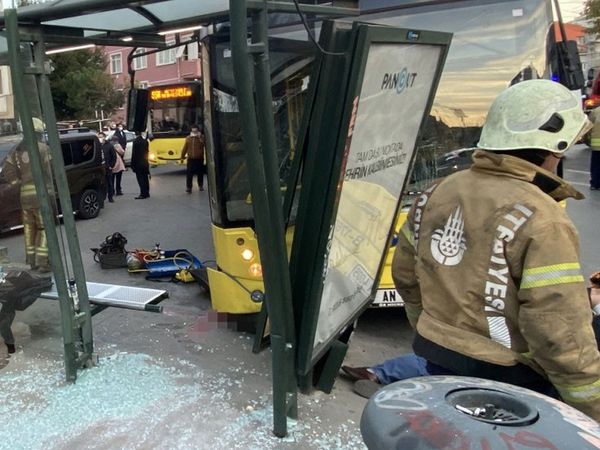 İstanbul Eyüpsultan'da İETT Otobüsü Durağa Daldı