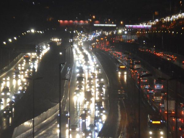 İstanbul Güne Yağmurla Uyandı: Kent Genelinde Trafik Yoğunluğu Yüzde 53 Oldu!