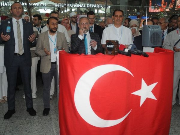İstanbul Havalimanı'nda hacı adayları güllerle karşılandı!