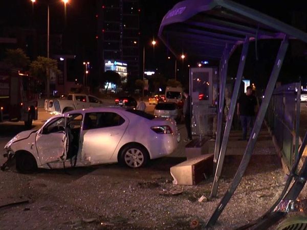 İstanbul Kozyatağı’nda korkutan kaza: Kontrolünü kaybeden araç yolcuların olduğu durağa daldı