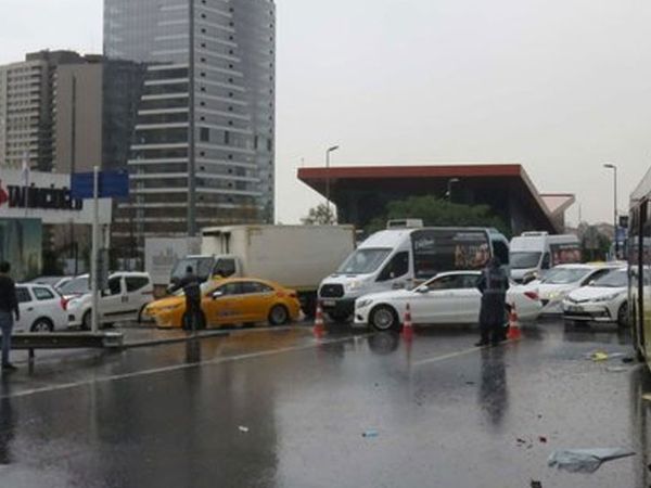 İstanbul Maltepe'de İETT Otobüsü ile Kamyonet Çarpıştı