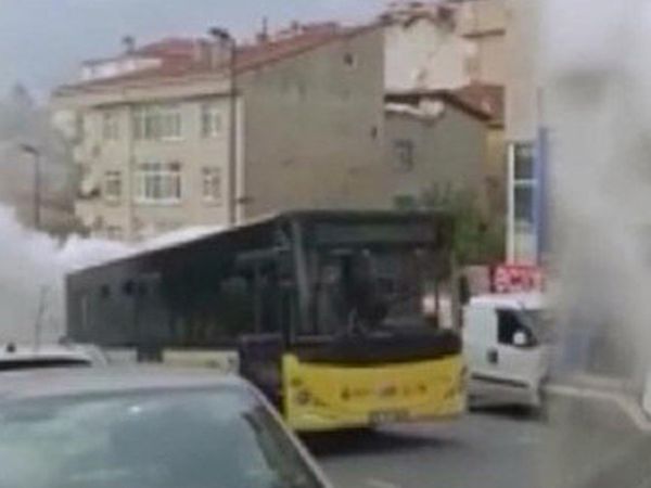 İstanbul Merter'de Bir Otobüs Yandı