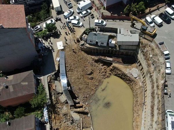 İstanbul Sarıyer’de yolda çökme meydana geldi: Çevredeki evler boşaltıldı
