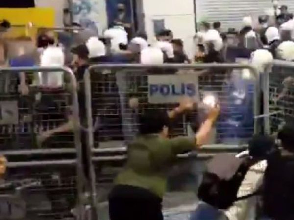 İstanbul Sözleşmesi Protestosunda LGBT Destekçileri Polisin Üzerine Yürüdü, Barikatları Yıktı!