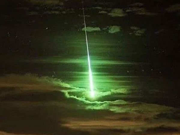 İstanbul'a Meteor Düştü: Göktaşı Görüntüsü Bomba Etkisi Yarattı!