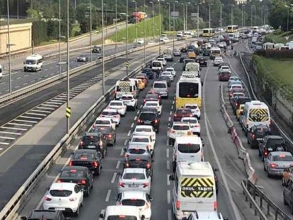 İstanbul 27 Eylül Pazartesi Gününe Yoğun Trafikle Başladı