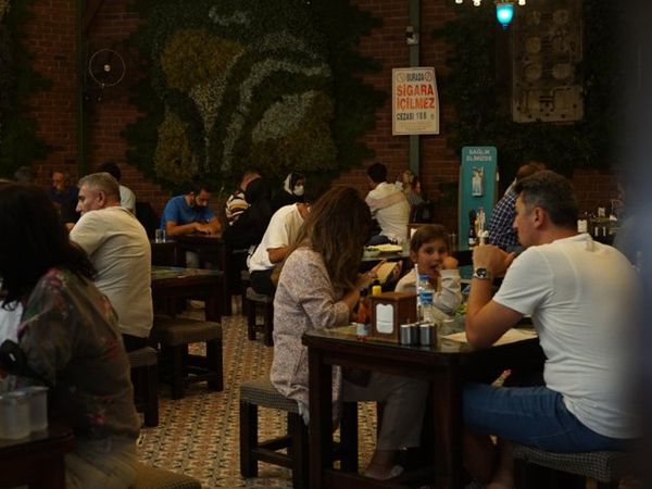 İstanbul'da 8 bin 400 lira'ya Çalışacak Garson Bulunamıyor