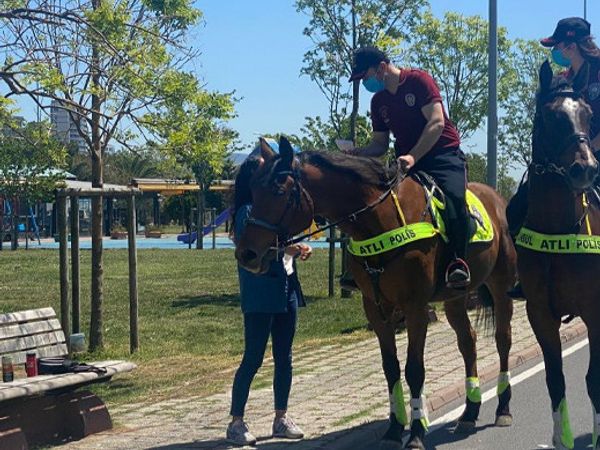 İstanbul'da Atlı Polislerden Bayram Denetimi