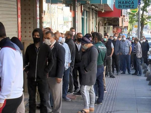 İstanbul’da Bayram Öncesi Baklavacı Önünde Uzun Kuyruklar Oluştu