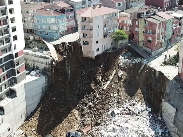 İstanbul'da Bina Çöktü!