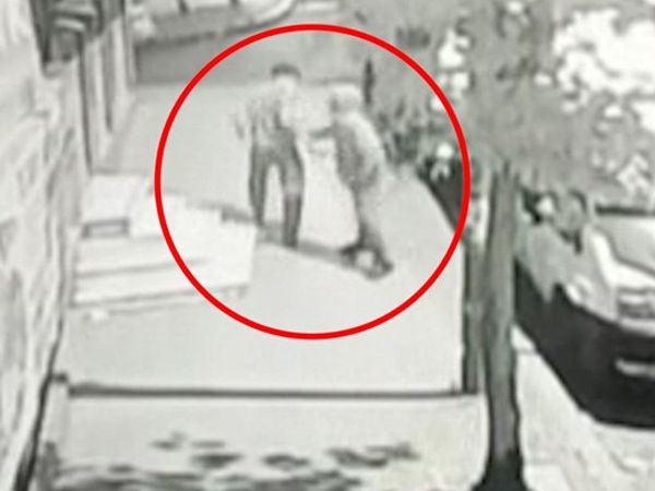 İstanbul'da Bir Adam Yoldan Geçenleri Bıçakladı