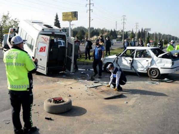 İstanbul’da Bir Kurye, Kıl Payı Otomobilin Altında Kalmaktan Kurtuldu