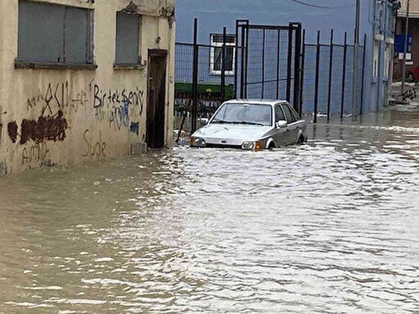 İstanbul'da Büyükçekmece Sokaklarını Su Bastı: Vatandaş İSKİ'ye Tepki Gösterdi