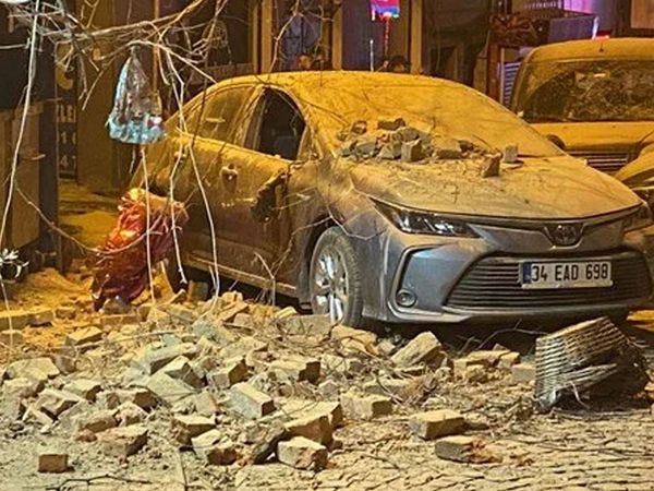 İstanbul’da çöken çatının altında kalmaktan son anda kurtuldular: Ölümle burun buruna!