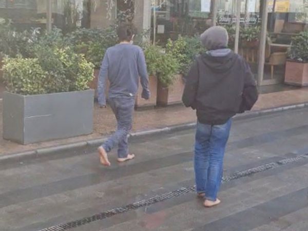 İstanbul'da Dilenci Çocuklardan Çıplak Ayak Numarası