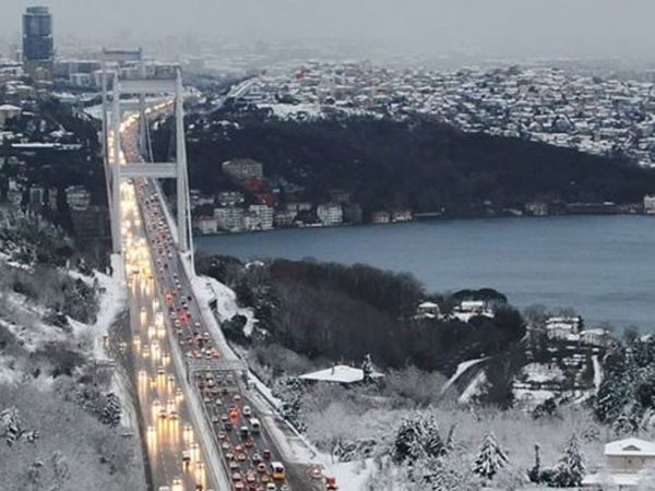 İstanbul'da Etkili Olan Kar Yağışı Trafiği Felç Etti