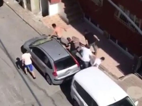 İstanbul’da Etrafa Rahatsızlık Veren Alkollü Şahsa Mahalleli Dayağı