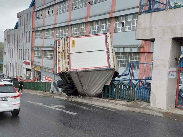 İstanbul'da feci kaza: İkitelli'de kontrolden çıkan tır bir işyerinin bahçesine uçtu!