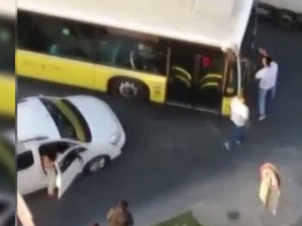 İstanbul'da garip kavga! ters istikametten giden trafik magandası, yol üzerindeki İETT otobüsünün şoförüne yumrukla saldırdı