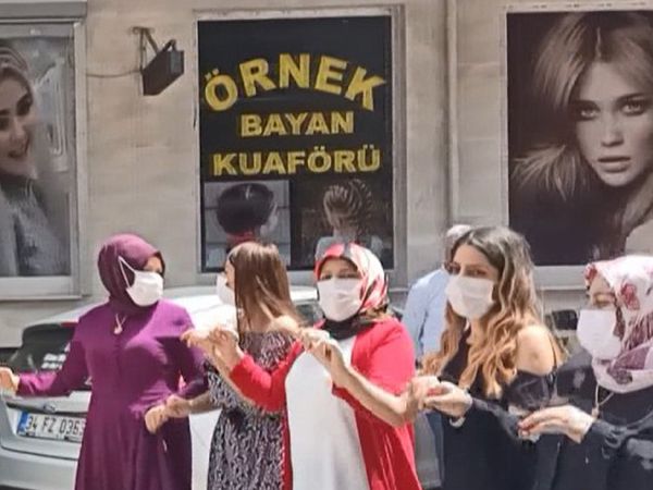 İstanbul'da Gelin Alma Halayında Maske Mesafe Unutuldu