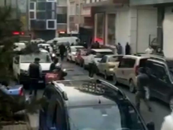 İstanbul'da gençlerin kavgası pes dedirtti: Kaldırım taşları havada uçuştu!