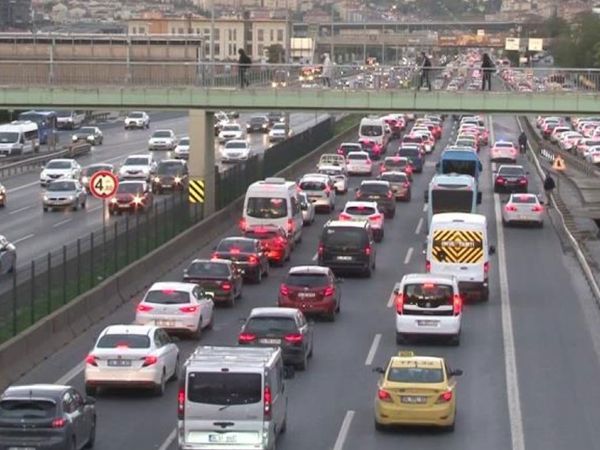 İstanbul'da Haftanın İlk İş Günü Kabusu! Trafik Yine Yüzde 65'i Gördü