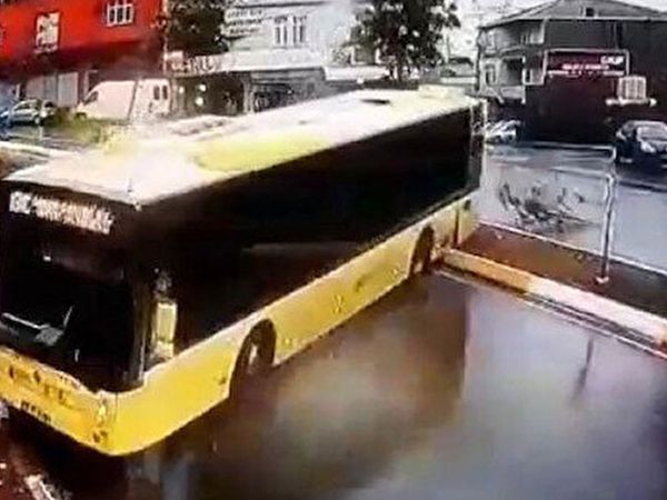 İstanbul'da kabus dolu anlar! İETT otobüsü seyir halindeyken hakimiyetini kaybedince kaldırıma çıktı!