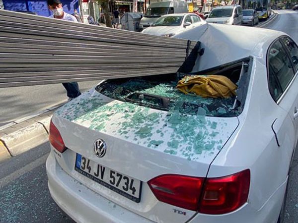 İstanbul’da Kamyonetin Taşıdı Demirler Otomobile Saplandı