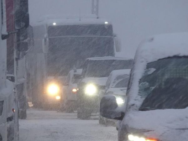 İstanbul'da Kar Hayatı Felç Etti: Tuzlanmayan Yollar Araçların Kabusu Oldu!