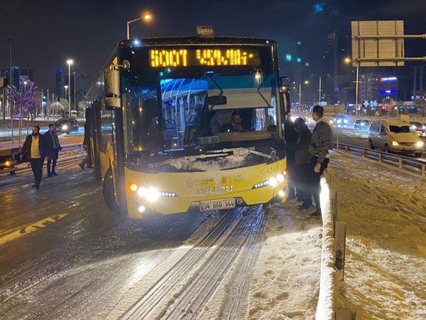İstanbul'da Kar Lastiği Olmayan İETT Otobüsü Yolda Kaldı!
