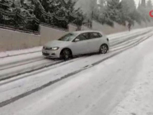 İstanbul'da Karda Kayan Araç Bariyerlere Çarptı! O Anlar Kamerada