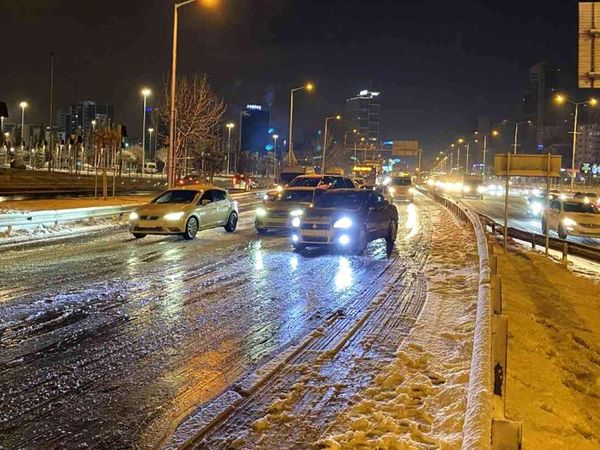 İstanbul'da Kontak Kapatan İETT Otobüsü Yolcularını İndirdi