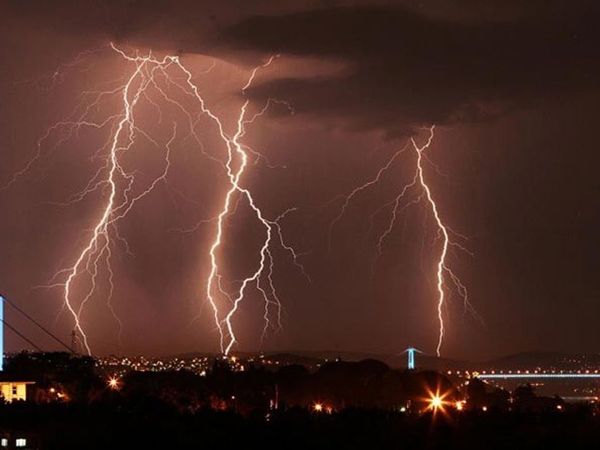İstanbul'da korkutan gece! 7 bin şimşek adeta geceyi gündüze çevirdi!