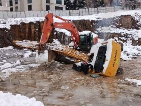 İstanbul'da Korkutan Kaza: Ataşehir'de Suya Düşen İş Makinesinin Operatörü Hayatını Kaybetti