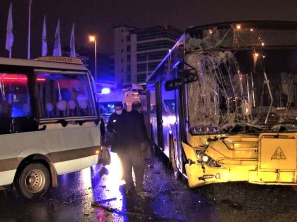 İstanbul'da Korkutan Kaza: Maltepe’de İETT Otobüsü Yolcu Bekleyen Minibüse Çarptı