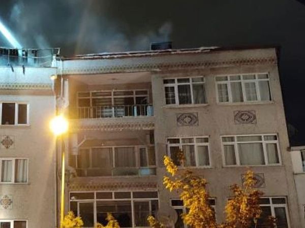 İstanbul'da Korkutan Yangın! Evin Çatısı Alevler İçinde Yanıp Kül Oldu