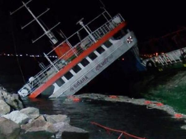 İstanbul’da Lodos Sebebiyle Kıyıya Oturan Gemi Su Alarak Battı