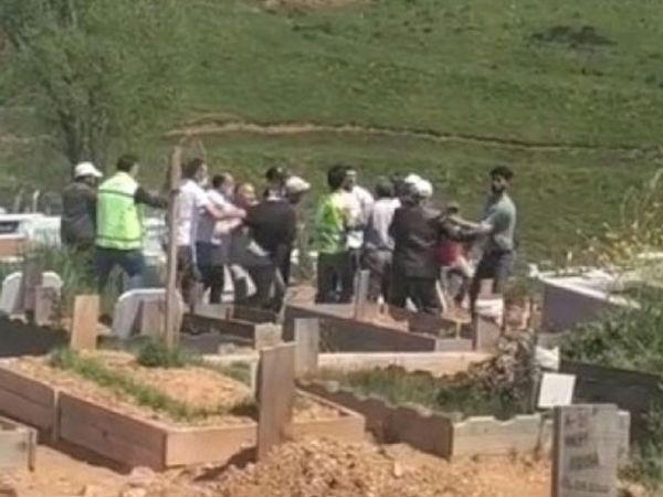 İstanbul’da Mezarlıktaki İşçiler Kavga Etti