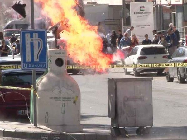 İstanbul'da panik anları: AK Parti Ataşehir İlçe Başkanlığı önünde şüpheli paket!
