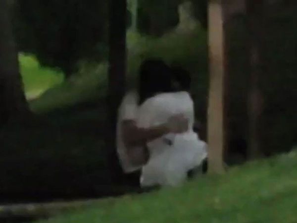 İstanbul'da parkta öpüşen iki erkek