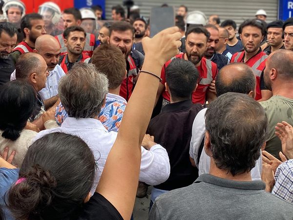 İstanbul'da polis ekipleri ve vatandaşlar arasında kentsel dönüşüm gerginliği!