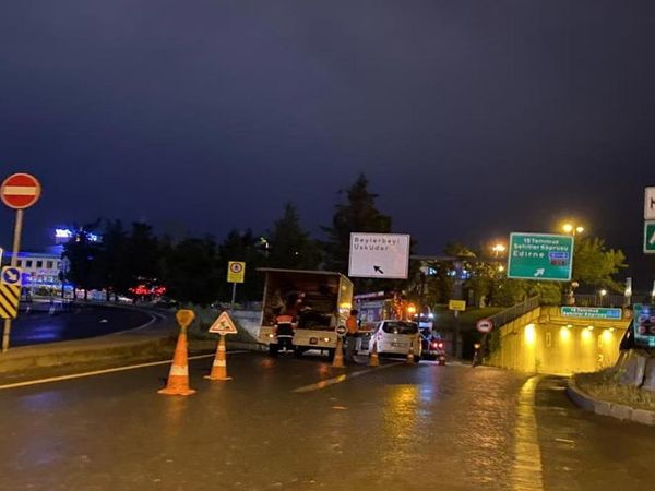 İstanbul'da sağanak yağış sürücüleri olumsuz etkiledi! Alt geçit su doldu!